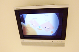 どんぐり小児歯科でテレビを見ながらのリッラクス診療